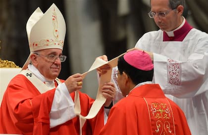 El Papa entrega el palio a 24 arzobispos metropolitanos, entre ellos Marlo Peralta, de Nueva Segovia, Filipinas