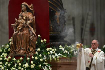 El Papa llamó hoy a los católicos a buscar la fe "hasta en los confines de la Tierra"