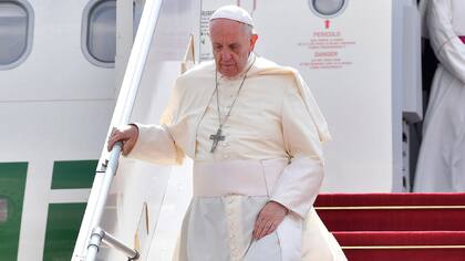 El Papa llegó a Myanmar y recibió una cálida bienvenida