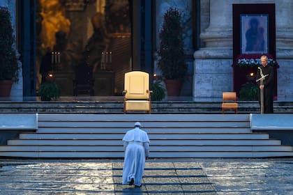 El Papa pidió por quienes prestan servicio durante la cuarentena