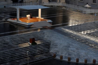 Quince años después: la plaza San Pedro vacía durante la bendición del papa Francisco es una de las evidencias de la tragedia del coronavirus. 