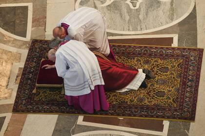 El Papa, postrado, durante la ceremonia del Viernes Santo