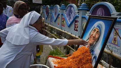 El Papa proclamó santa a la Madre Teresa de Calculta ante más de cien mil personas