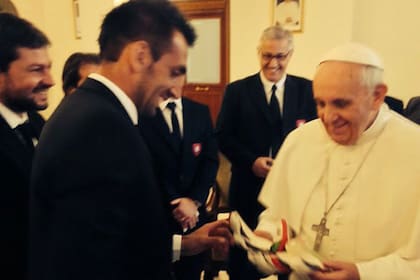 El Papa recibe los guantes de Seba Torrico