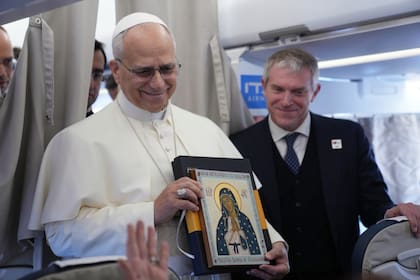 El Papa recibe obsequios a bordo del vuelo
