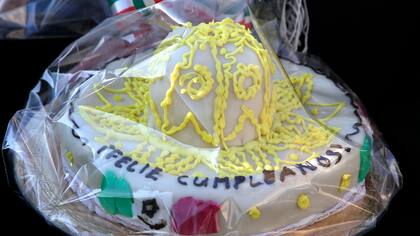 El Papa recibe una torta de regalo para festejar sus 79 años