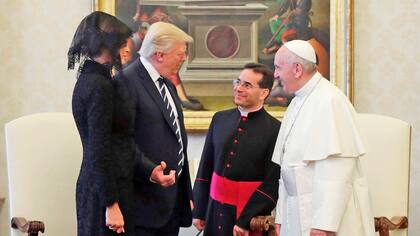 Luego de media hora en privado ya había habido un deshielo; ni bien saludó al Papa, Melania le pidió que le bendijera un rosario