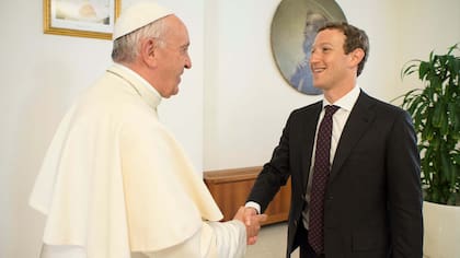 El Papa recibió a Mark Zuckerberg, creador y dueño de Facebook
