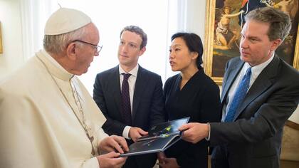 El Papa recibió a Mark Zuckerberg, creador y dueño de Facebook