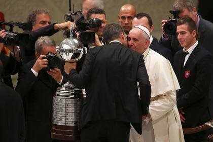 Al año siguiente, el Papa recibió a Tinelli que, junto a los jugadores, le llevaron la Copa Libertadores