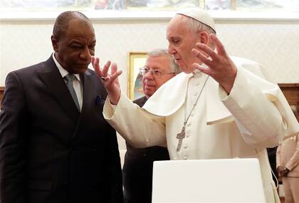 El Papa recibió ayer en el Vaticano al presidente de Guinea, Alpha Conde