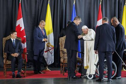 El Papa recibió ayuda en la ceremonia de recepción que brindó Justin Trudeau