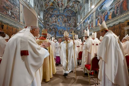 El papa recién electo, León XIV, centro, sale tras celebrar la misa con el Colegio Cardenalicio en la Capilla Sixtina, en el Vaticano, un día después de su elección como el 267mo pontífice de la Iglesia Católica Romana, el viernes 9 de mayo de 2025. (Vatican Media vía AP)