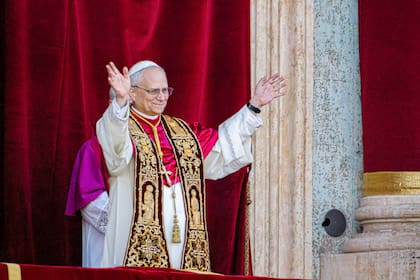 El papa recién elegido León XIV, que solía ser el cardenal Robert Francis Prevost, se presenta en el balcón central de la Basílica de San Pedro poco después de su elección el jueves 8 de mayo de 2025, tras la cual se convirtió en el 267º pontífice de la Iglesia católica, en el Vaticano. (AP Foto/Domenico Stinellis)