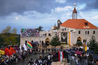 El papa reza por la paz en Líbano ante la tumba de un santo venerado por cristianos y musulmanes