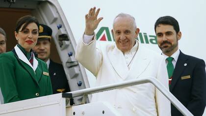 El Papa saluda a antes de partir de Italia con Runbo a Cuba para reunirse con el patriarca ruso Kirill