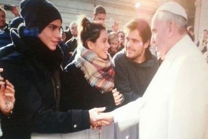 El Papa saluda a Francisco Stoessel, mientras Martina y Peter se miran con ternura