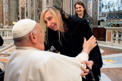 El Papa saluda a la hermana del Presidente, Karina Milei