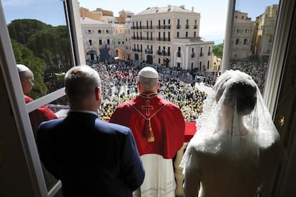 El
Papa saluda
a la multitud
desde el balcón
del palacio