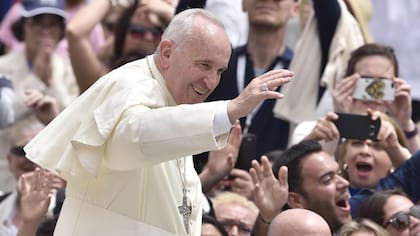 El Papa saluda a los fieles hoy en la Plaza San Pedro en el Vaticano