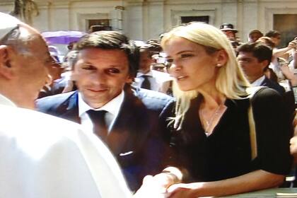 El Papa saludó a Valeria Mazza y su marido después de la audiencia