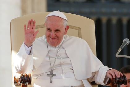 El Papa saludó con alegría a los novios que lo acompañaron en la celebración