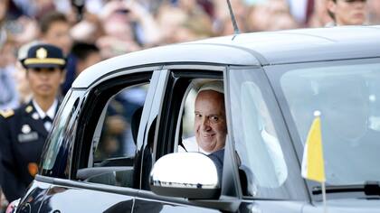 El Papa saludó por la ventanilla a la gente que fue a recibirlo