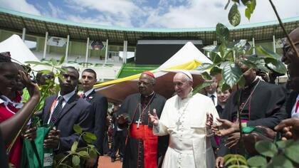 El Papa se alegra por la bienvenida que le brindan en Uganda