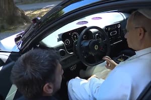 El papa León XIV probó el primer auto eléctrico presentado por Ferrari