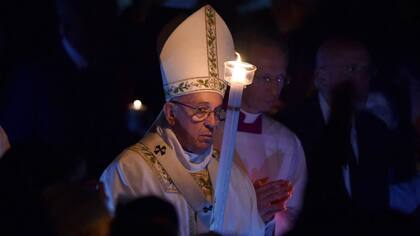 El Papa sostiene una vela durante la ceremonia en Roma