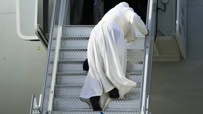 El Papa Francisco tropieza al subir el avión que lo llevará desde el aeropuerto JFK, en Nueva York, a Filadelfia