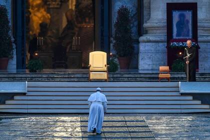 El Papa un año atrás, en la soledad de San Pedro