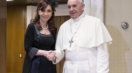El Papa y Cristina en un encuentro en el Vaticano en 2015 LA NACION