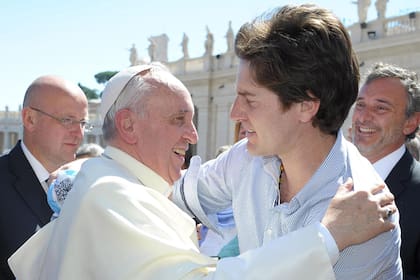 El Papa y el diseñador Nicolás García Mayor se abrazan