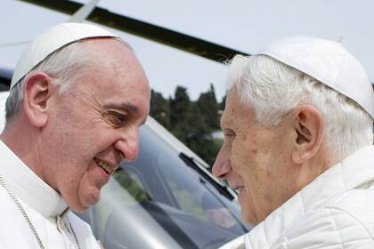 El Papa y el papa emérito, en su primer encuentro cara a cara tras la elección y asunción de Francisco