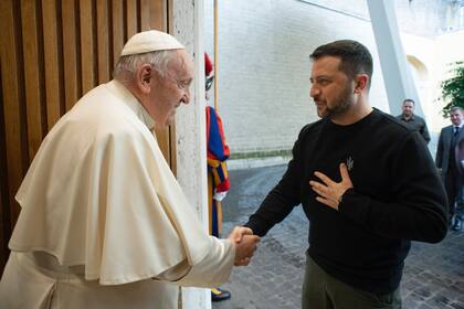 El Papa y el presidente de Ucrania, Volodomir Zelensky, en el Vaticano