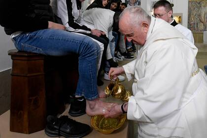 El Papa y el tradicional lavatorio de pies del Jueves Santo