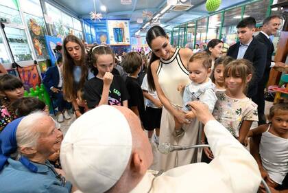 El Papa y Sor Geneviève Jeanningros, sobrina de Léonie Duquet, en un parque de diversiones de Ostia, a las afueras de Roma, donde trabaja la religiosa