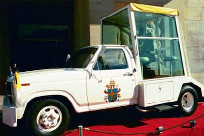 El Papamóvil del año 1982 fue exhibido en la puerta del Automóvil Club Argentino, en Avenida del Libertador