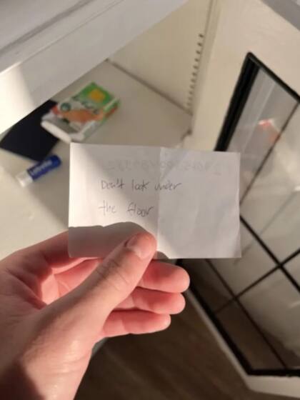 El papel contenía una advertencia inquietante: 'No mires debajo del suelo'