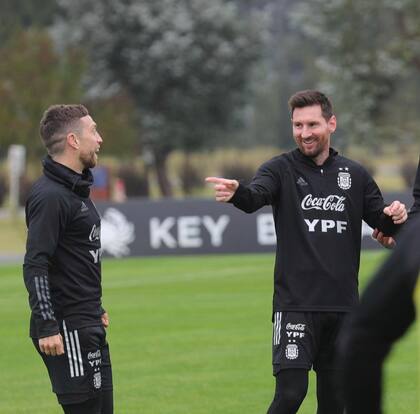 El Papu Gómez divirtiendo a Leo Messi en el día de su cumpleaños