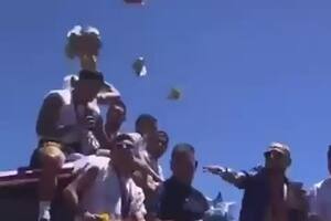 El Papu Gómez tira billetes desde el micro de la selección