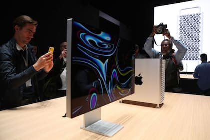 La Mac Pro pesa 18 kg, por lo que Apple ofrece por un costo adicional de US$400 cuatro ruedas para moverla fácilmente