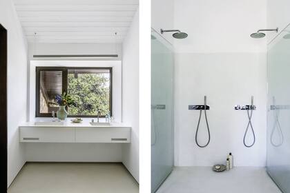 El paquete de la suite incluye un amplio cuarto de baño para dos. Sobre la mesada con doble bacha, jarrón y plato de mármol (ambos, Batavia). A continuación, un box de ducha vidriado.