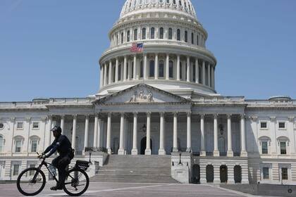 El paquete fiscal de Trump incluía además de cambios al SNAP: eliminación de impuestos sobre propinas, nuevos requisitos laborales para Medicaid y aumento de fondos para defensa, generando un debate sobre prioridades presupuestarias