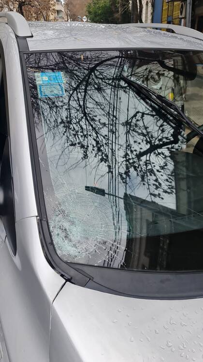 El parabrisas roto de la camioneta Hyundai Tucson abandonada por la pareja que atropelló y mató a un hombre en Balvanera