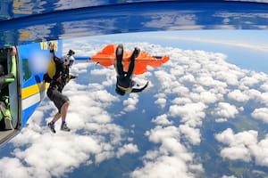 Australia: un paracaidista quedó colgando de la cola de un avión en pleno vuelo