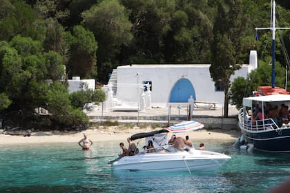 El parador de Skorpios donde fue fotografiada Jackie desnuda está alambrado. Sin embargo, sigue siendo una escala obligatoria para los turistas que dan la vuelta a la isla embarcados.