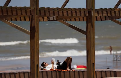 El parador Hemingway de Cariló fijó en 2.480.000 pesos el servicio de sombra por el mes completo