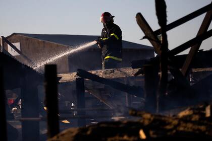 El parador Kaialoha quedó completamente consumido por las llamas; cuatro dotaciones de bomberos trabajan en el lugar.